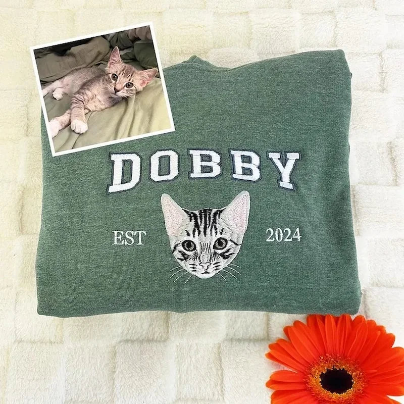 Green Dobby tabby cat portrait sweatshirt with photo inset